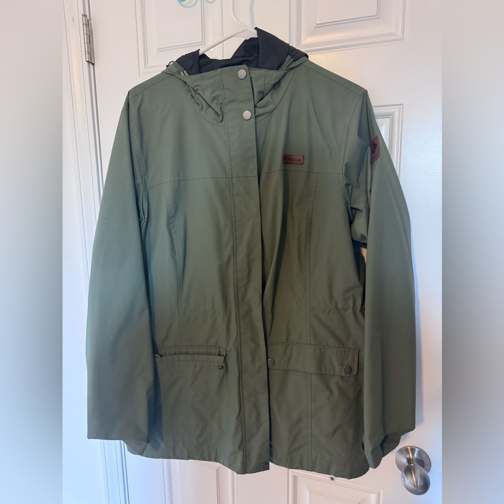 Columbia rain jacket size Women’s Large.